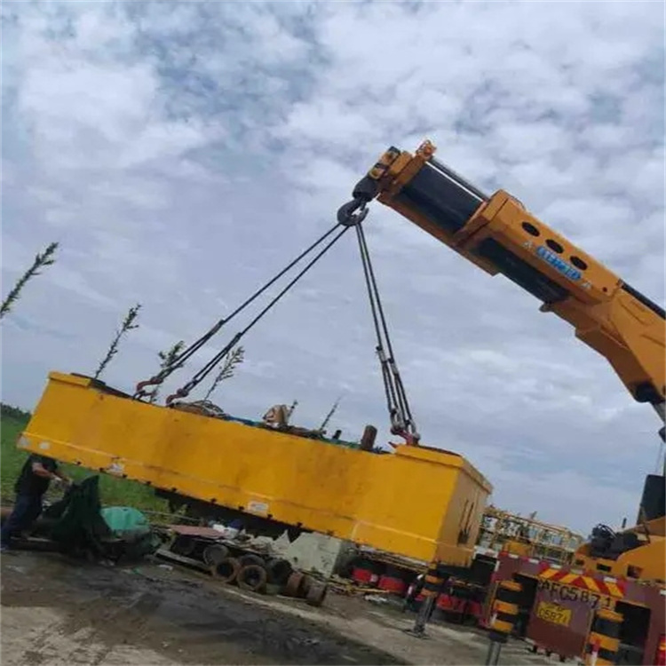 樊城吊运集装箱的吊车